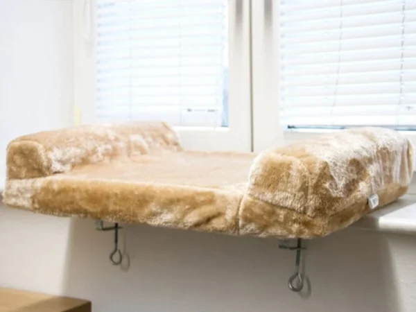 Pelech pre mačky, lehátko na parapet KERBL 82656, 56x36x7cm, béžový – Obrázok 2