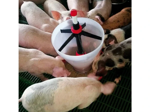 Adaptívne kŕmidlo s násypkou pre prasiatka pri odstave KERBL 221076 MAXI HOPPER PAN – Obrázok 3