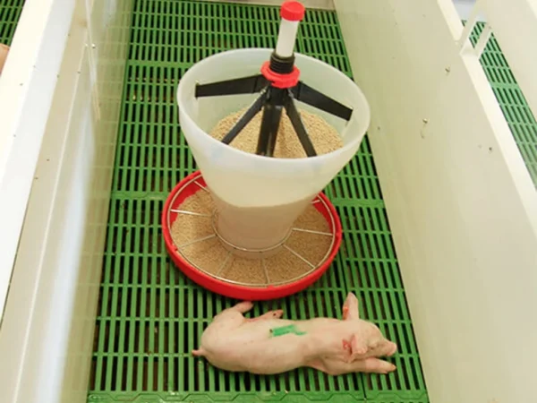 Adaptívne kŕmidlo s násypkou pre prasiatka pri odstave KERBL 221076 MAXI HOPPER PAN – Obrázok 2